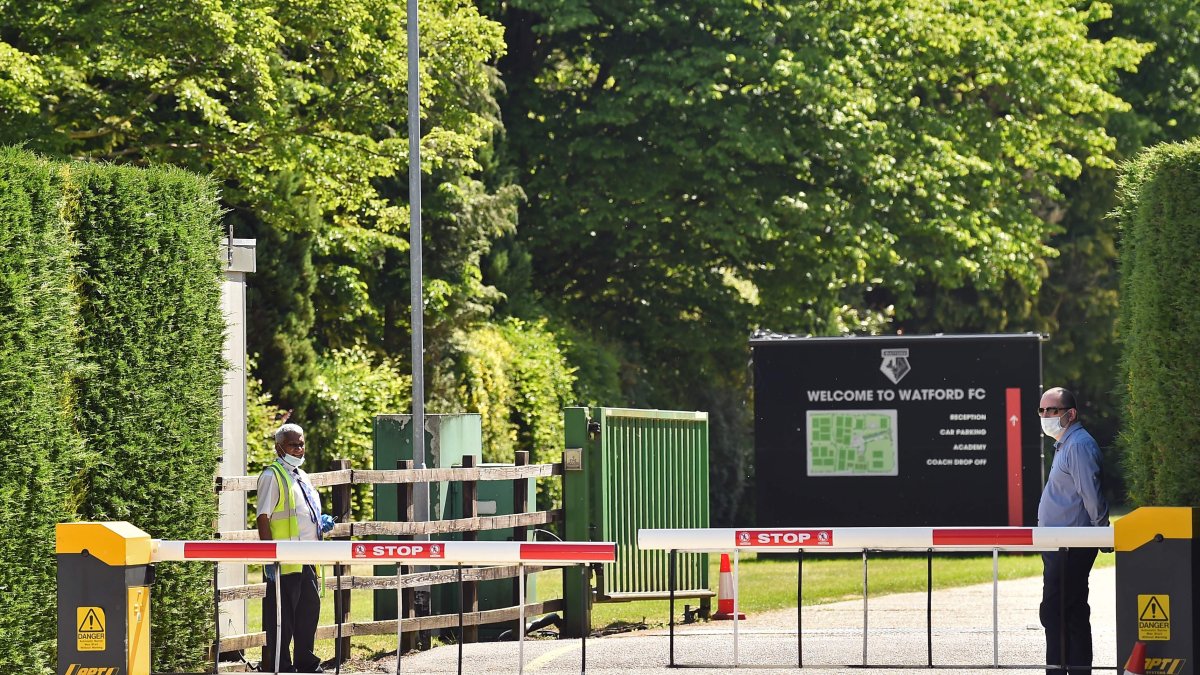 La entrada del complejo en el que entrena el Watford inglés tuvo vigilancia con las protecciones de bioseguridad reglamentadas. Por el lugar empezaron a llegar los desde muy temprano