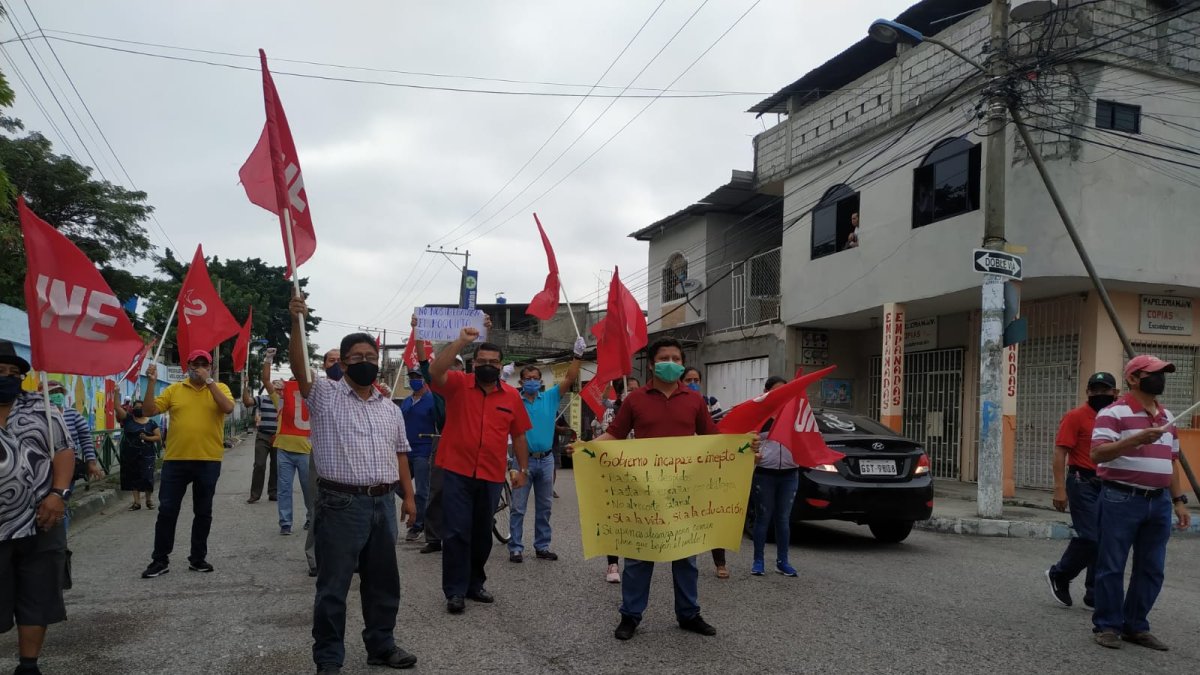 Integrantes de los gremios de maestros realizaron plantones por diferentes sectores de Guayaquil.