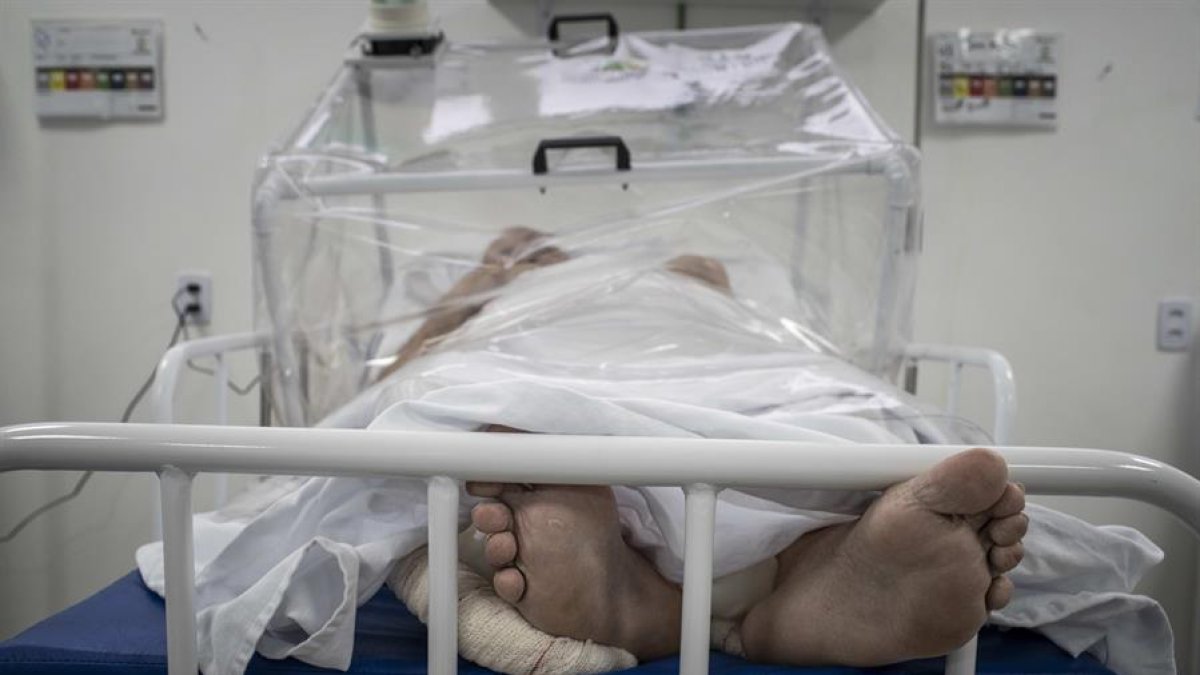 Un paciente en tratamiento de COVID-19 en el Hospital Municipal de Campaña Gilberto Novaes, en la ciudad de Manaos, Amazonas (Brasil).