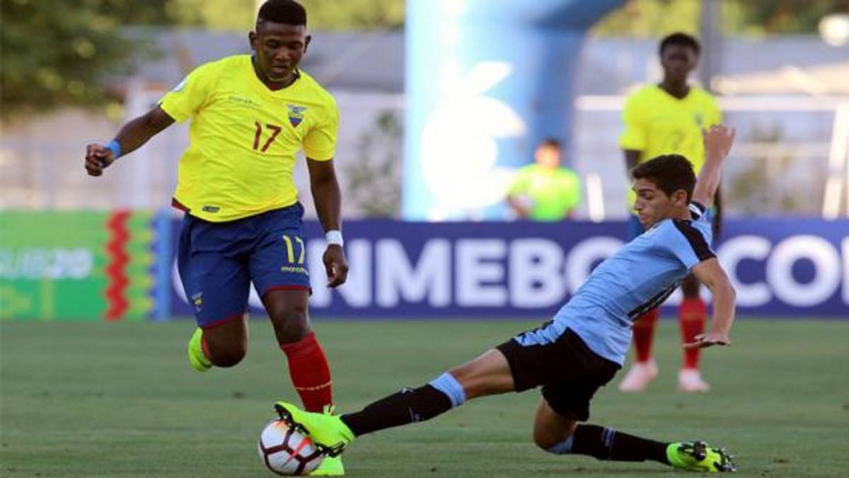 Emerson Espinoza (i) destaca por sus progresos en el formativas del cuadro italiano.