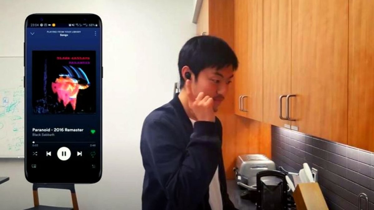 Tocarte la piel para manipular tus audífonos, una innovación presentada recientemente.