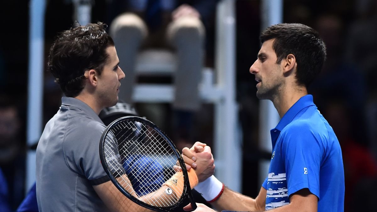 El serbio Novak Djokovic (d) organizará un torneo benéfico en junio que contará con la participación de varios tenistas de la élite mundial como el austríaco Dominic Thiem (i).