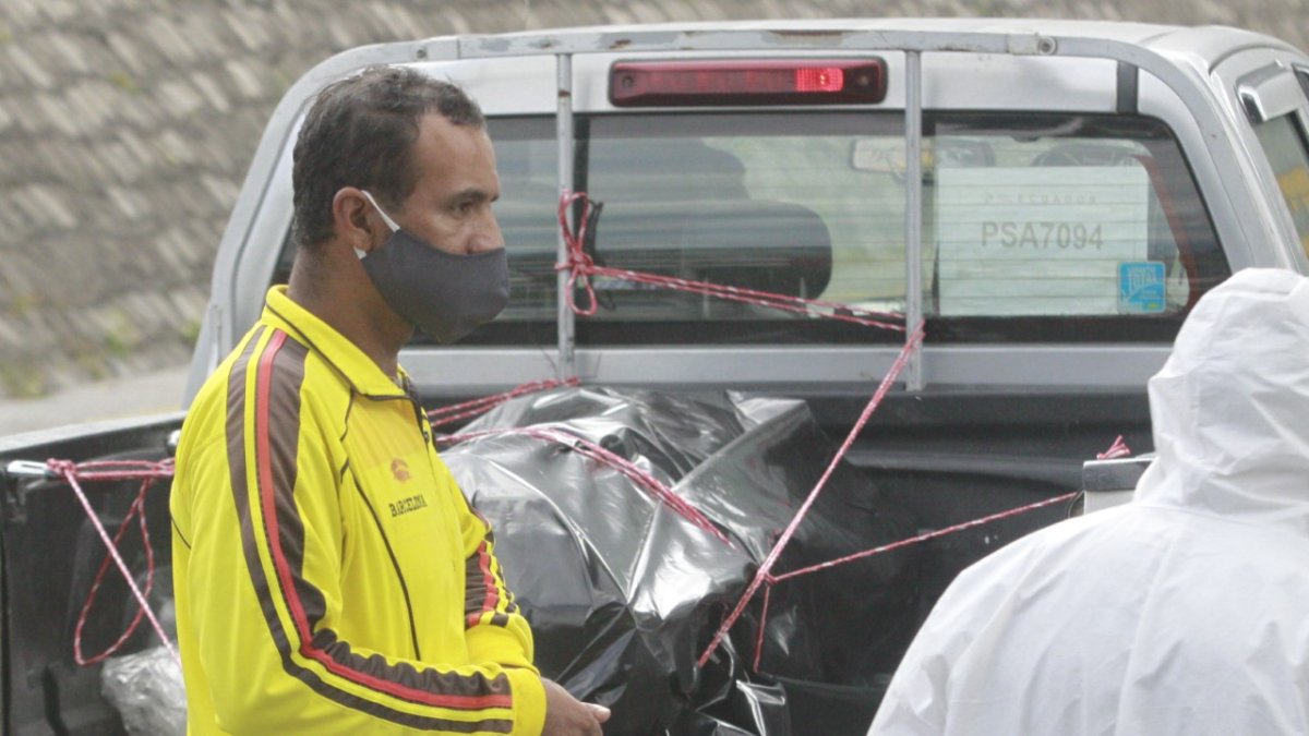 El féretro con los restos de Paola Limaico fue retirado de la morgue de Quito, ayer.
