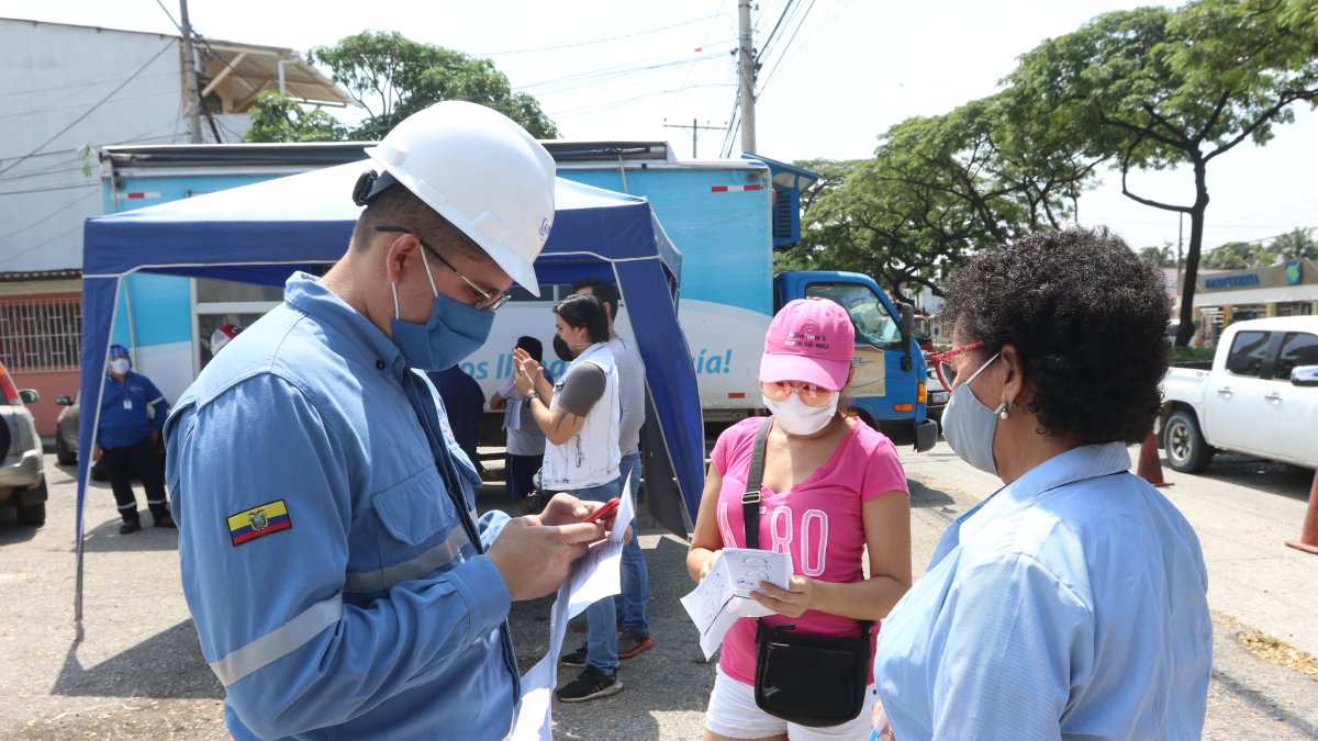 Unidad móvil de CNEL para reclamos se instaló en la ciudadela Sauces 8.