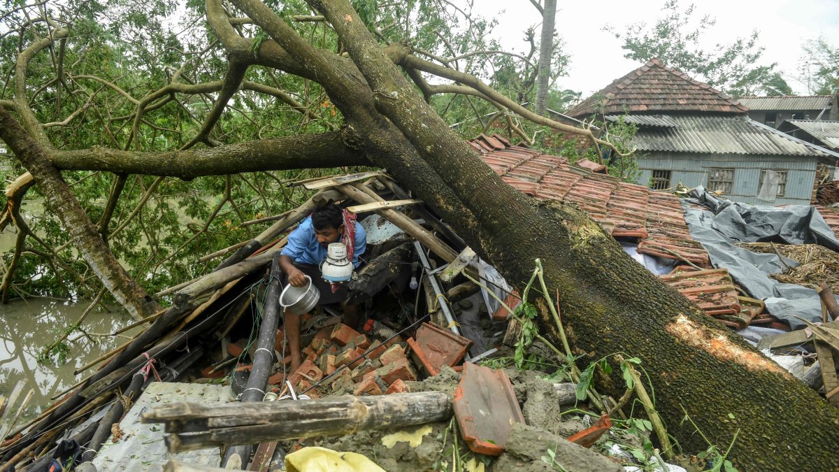 Foto referencial. Un hombre recupera las partes de su casa dañadas por un ciclón que tumbó árboles y casas. 