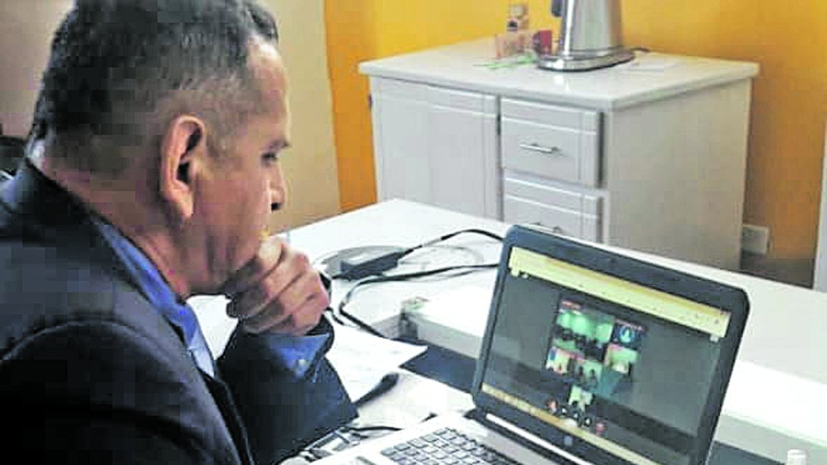 Acceso. El abogado Colberth Peña durante su conexión telemática a una audiencia a la que fue convocado.