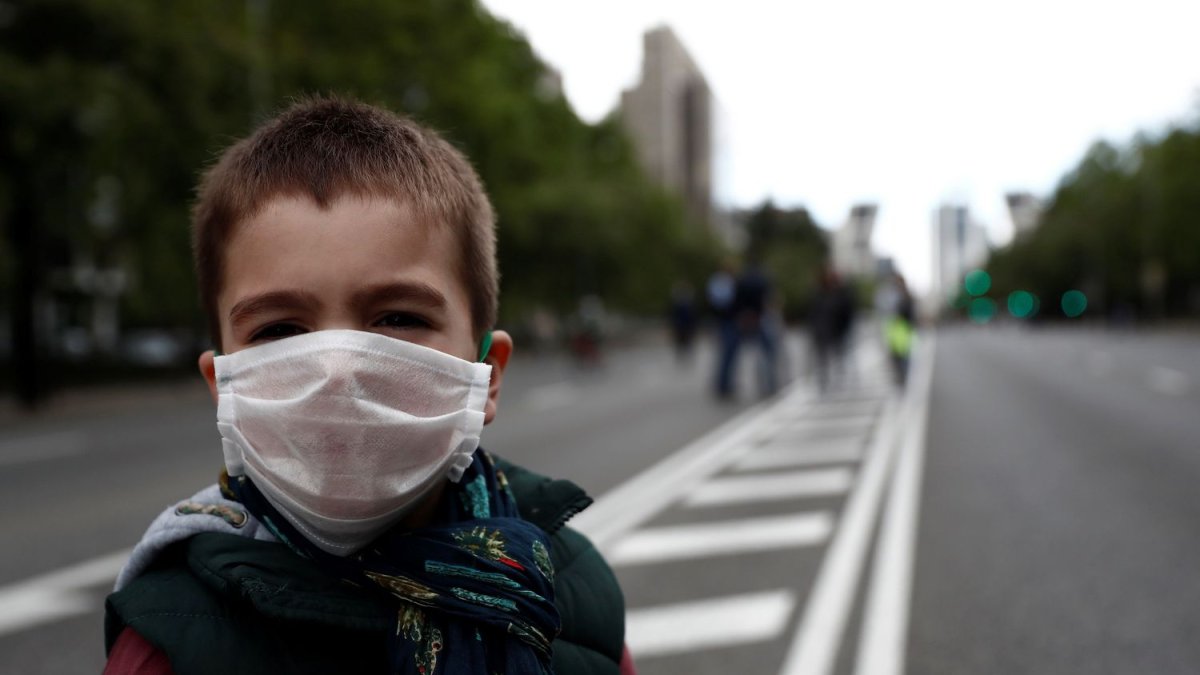 Madrid. Un niño con mascarilla, el pasado sábado en el Paseo de la Castellana, en la capital española.