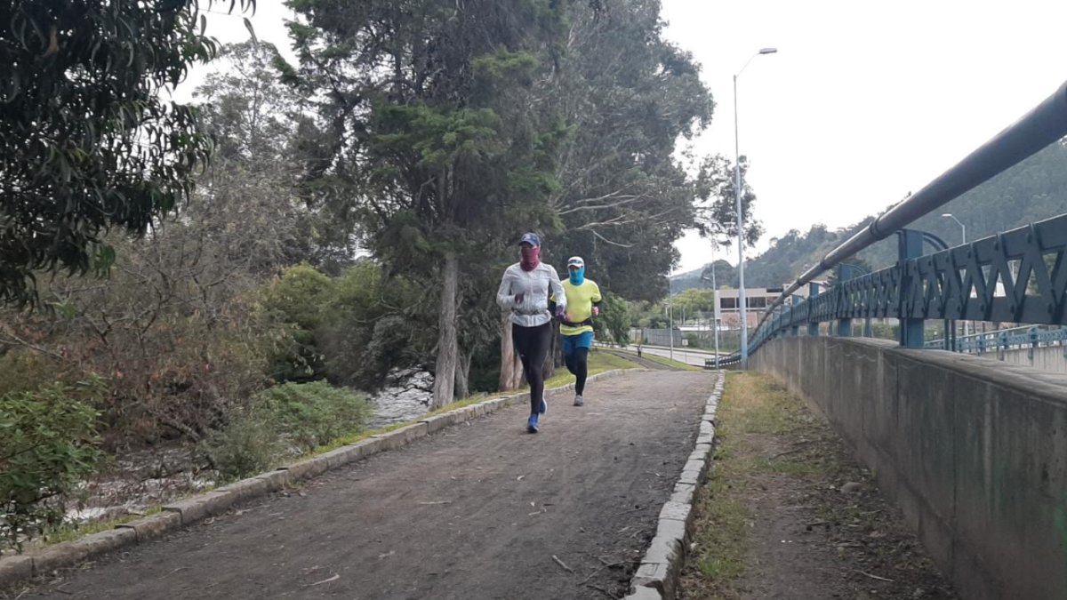 La marchista Johana Ordóñez sale bien temprano en la mañana para entrenar en las calles cercanas a su hogar.