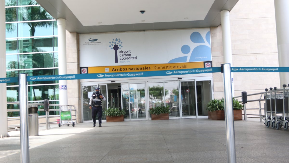 El aeropuerto permanece a puertas cerradas y sin vuelos comerciales.