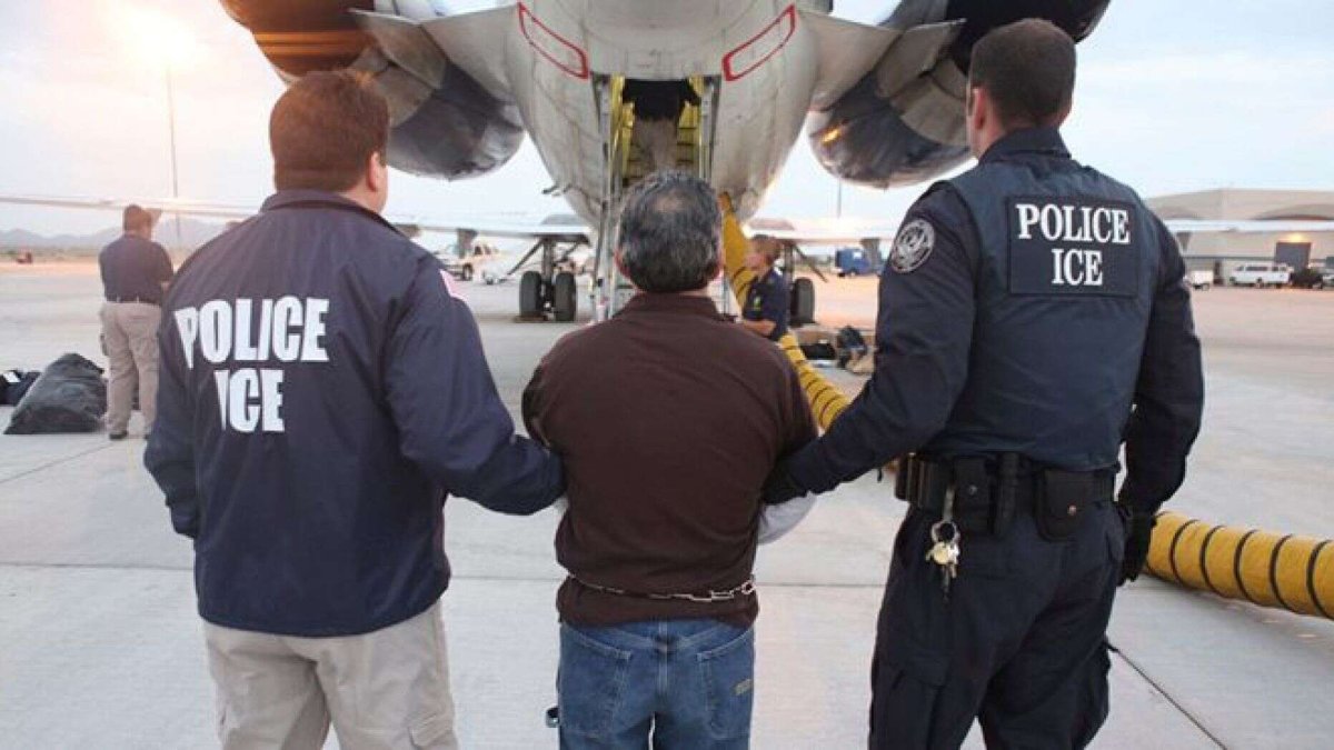 Esta foto de archivo de Reuters muestra a los funcionarios del Servicio de Inmigración y Control de Aduanas (ICE) de EE. UU.