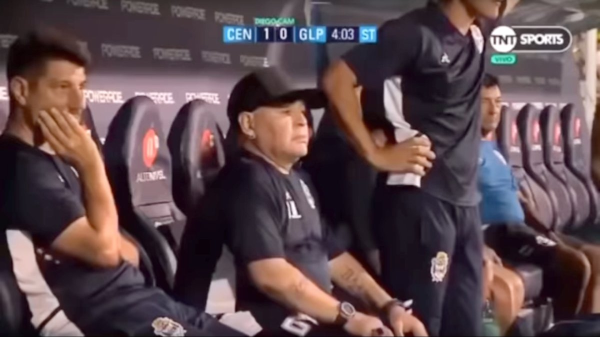 El entrenador de Gimnasia y Esgrima de la Plata habla de los pobres, pero guarda aislamiento en un lujoso departamento en Buenos Aires.