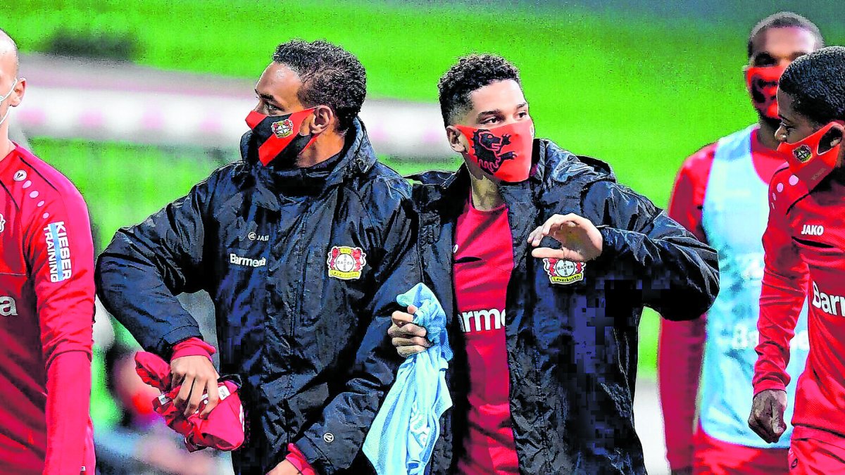 Los amantes del fútbol deberán acostumbrarse a ver a sus futbolistas con mascarillas. En la Bundesliga, los jugadores que fueron al banquillo las usaron.