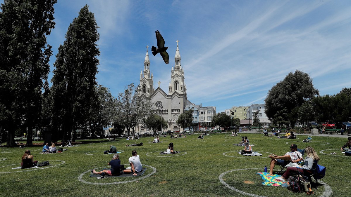 San Francisco. Varias personas respetan el distanciamiento.