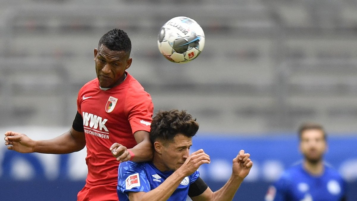 Carlos Gruezo (i) formó parte del equipo titular del Augsburgo que logró un importante triunfo en el campo del Schalke 04.