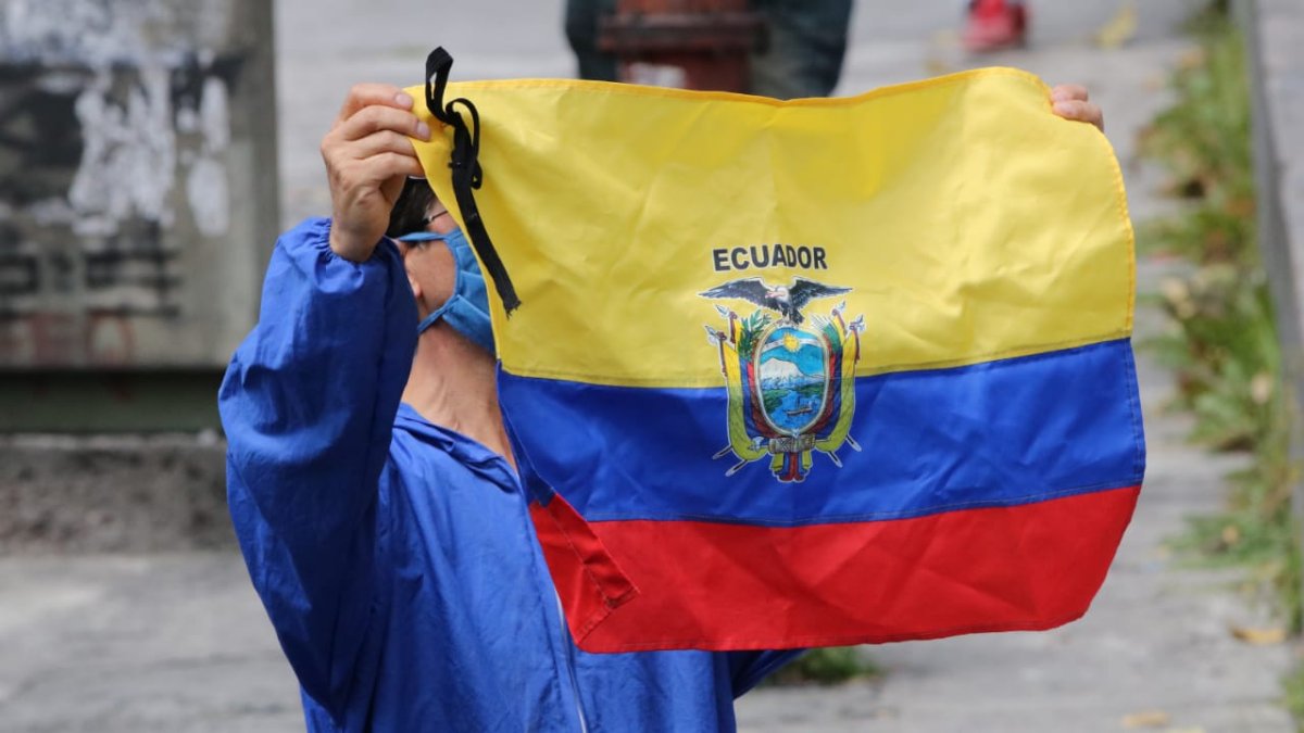 En algunos barrios de Quito, según se reportó en redes sociales, vecinos salieron a los balcones a participar en la 