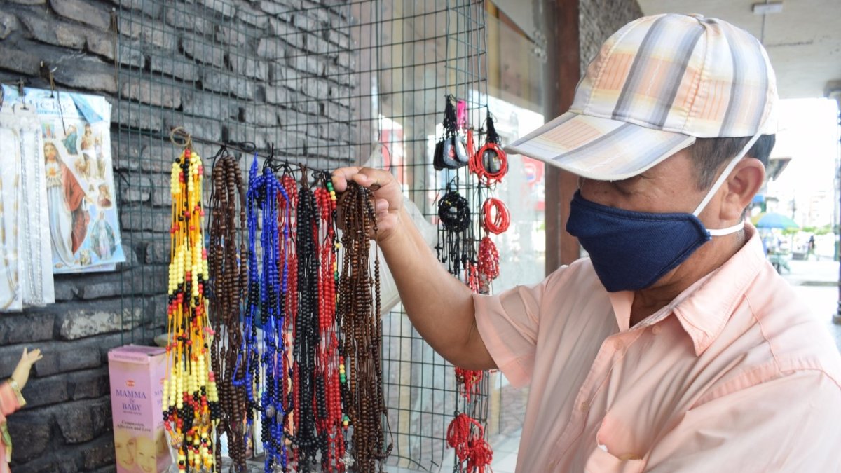 Creencia. Fuera de las iglesias, la venta de escapularios ha aumentado en estos días de temor ante la pandemia del coronavirus