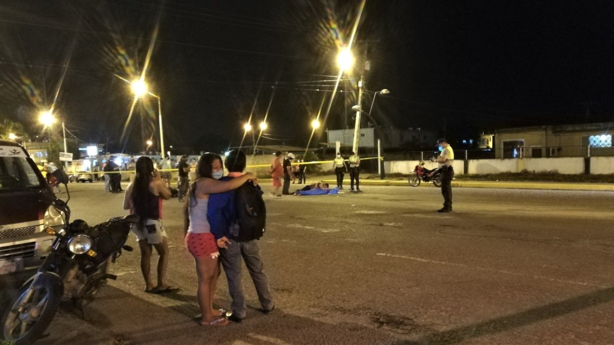 Choque. Familiares de Voltaire Ochoa lloran cerca de su cadáver. El motociclista de Santa Rosa conducía a su casa luego de una noche de tragos.