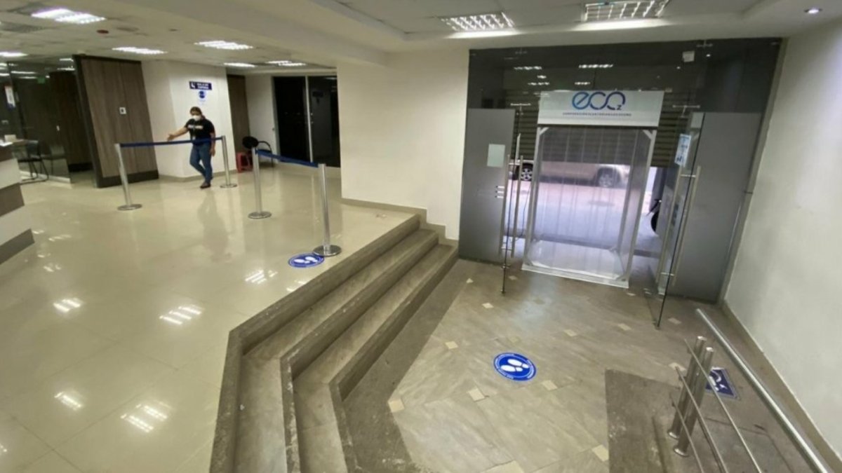 Señalética en el piso direcciona a los usuarios de la Fiscalía del Guayas a los direferentes departamentos.