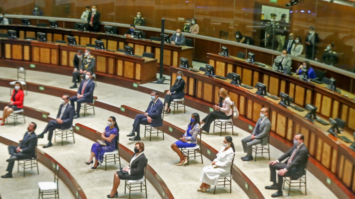 Distancia. Ni siquiera todos los asambleístas caben en el hemiciclo legislativo con las nuevas reglas.