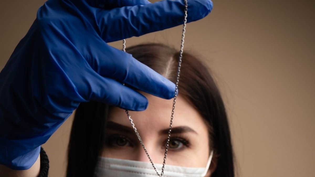 Una joyería rusa vende este dije en forma del virus del Covid-19 en 12 euros.