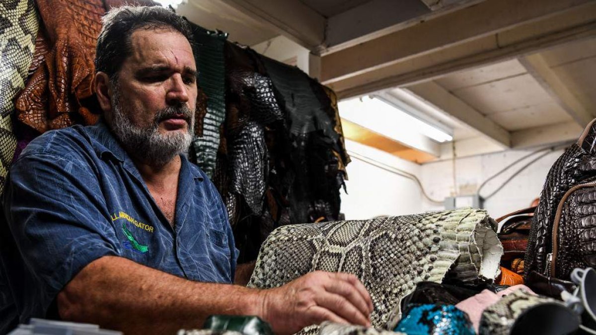 El artesano Brian Woods, de Florida, confecciona mascarillas