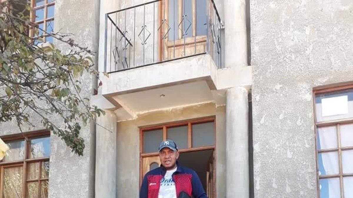 Marcos Vergara, ex defensa de Barcelona, fue a dirigir a Bolivia y está en problemas económicos.