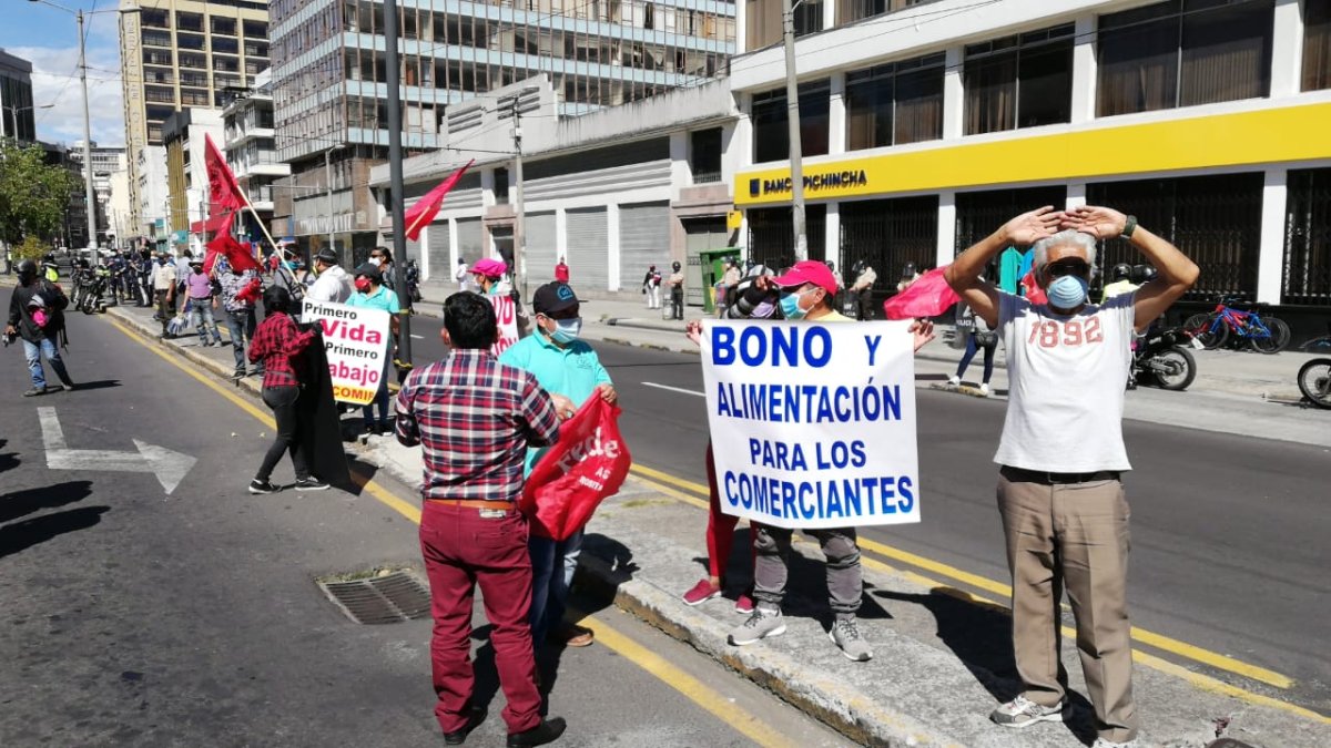 En la Morán Valverde, al sur de Quito, las autoridades policiales dialogan con los manifestantes.