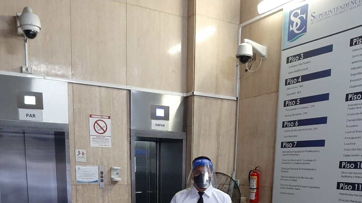 Funcionarios de la Superintendencia reciben a los usuarios bajo un protocolo estricto de seguridad