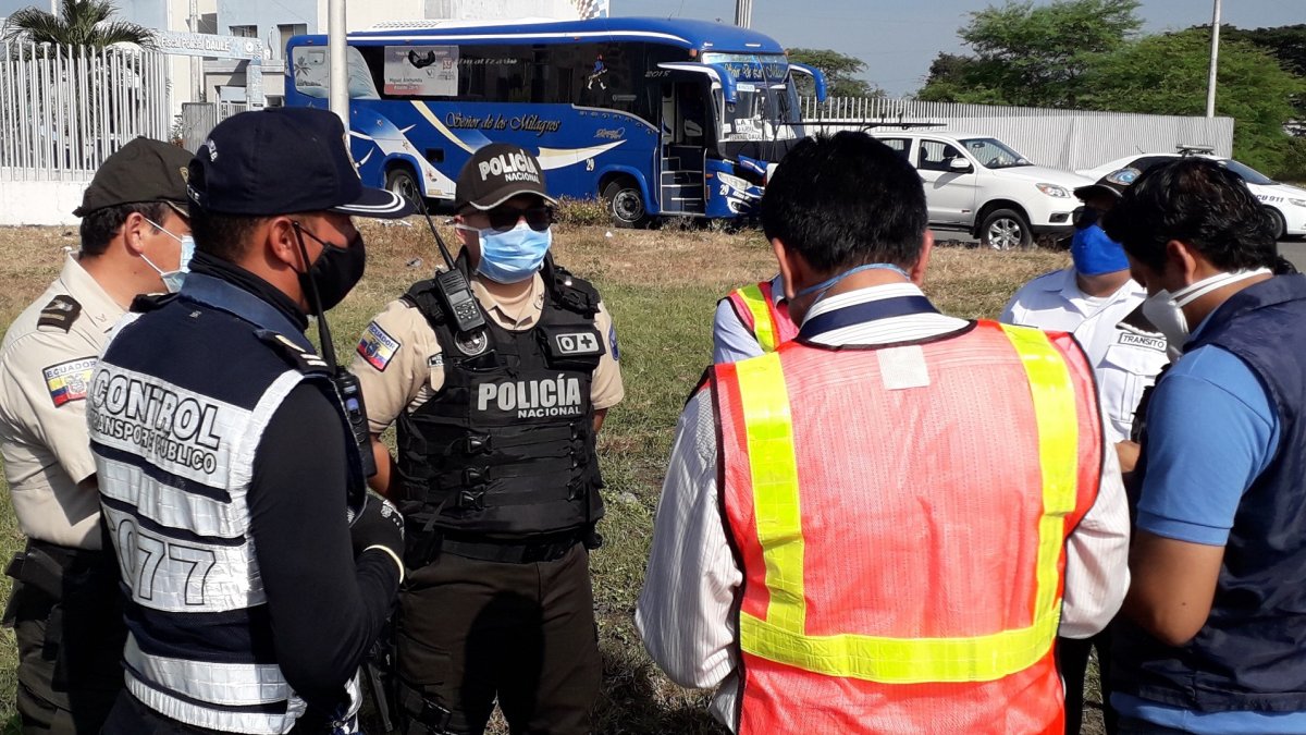 Hecho. El bus, un vehículo y una moto fueron retenidos esta mañana por incumplir con las normas establecidas por el COE.