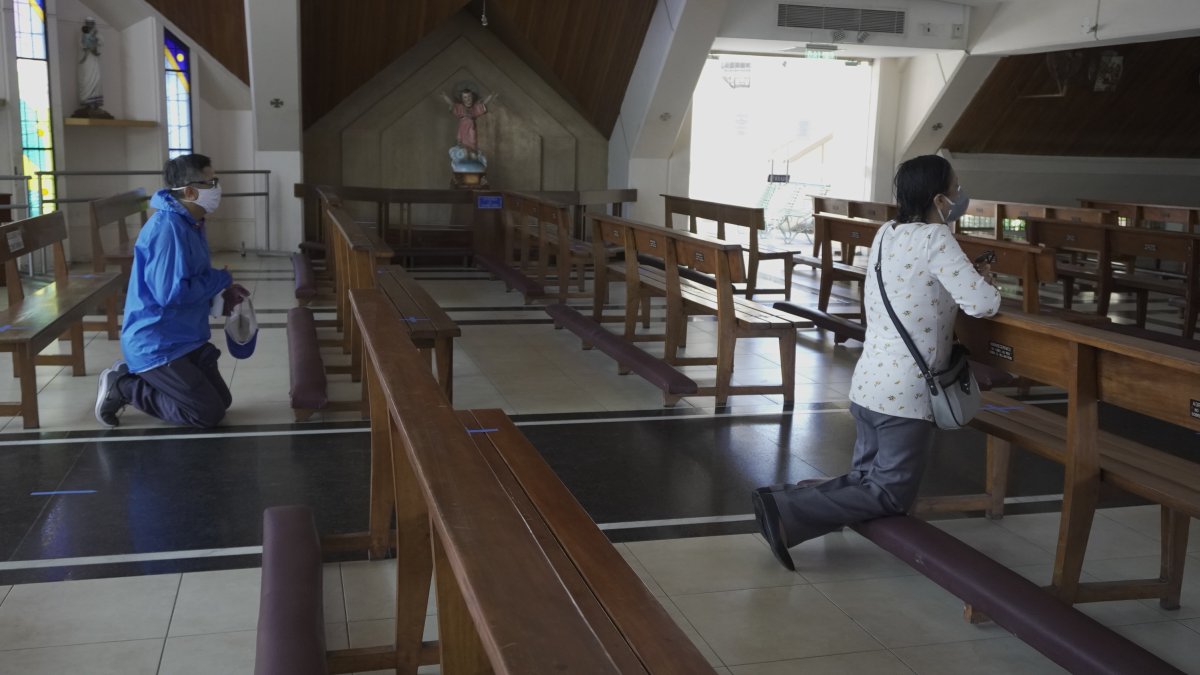 Las personas llegaron a la iglesia de la ciudadela Alborada.