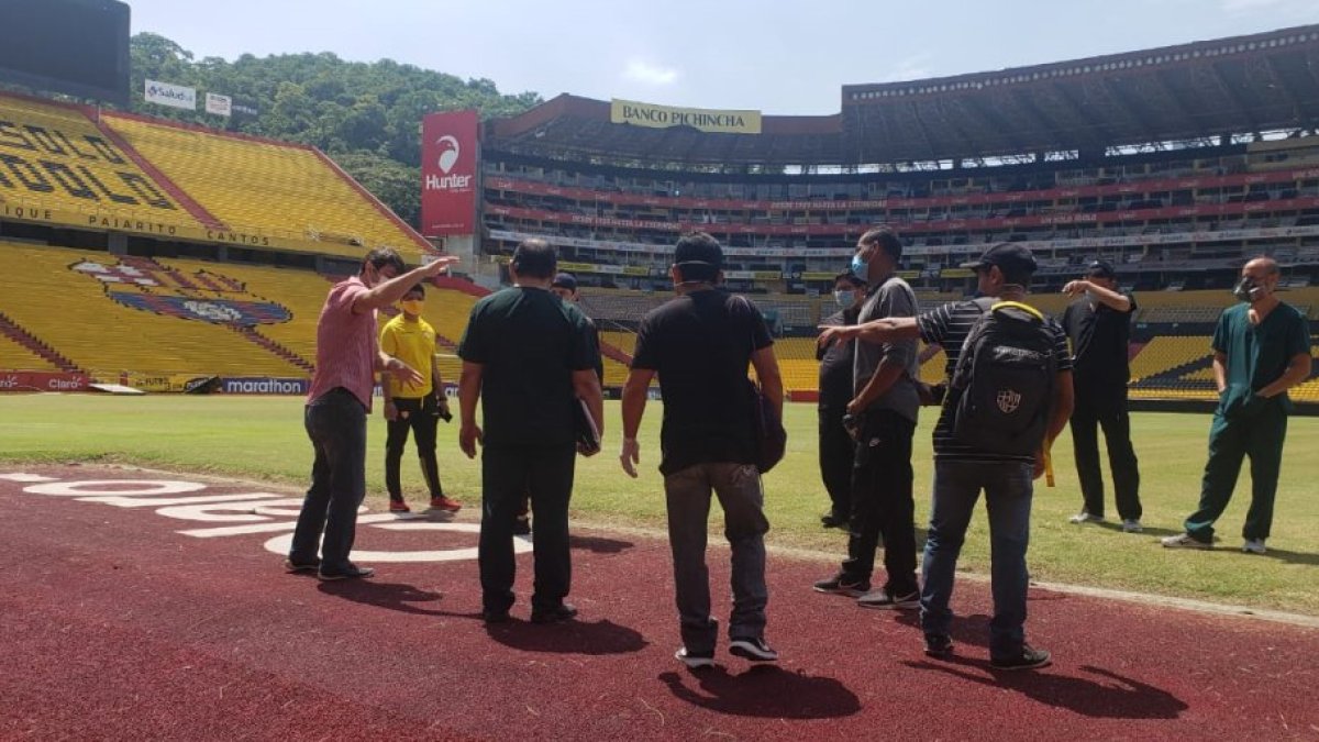 Reunión entre los médicos de Barcelona y el personal de utilería en el estadio Monumental.
