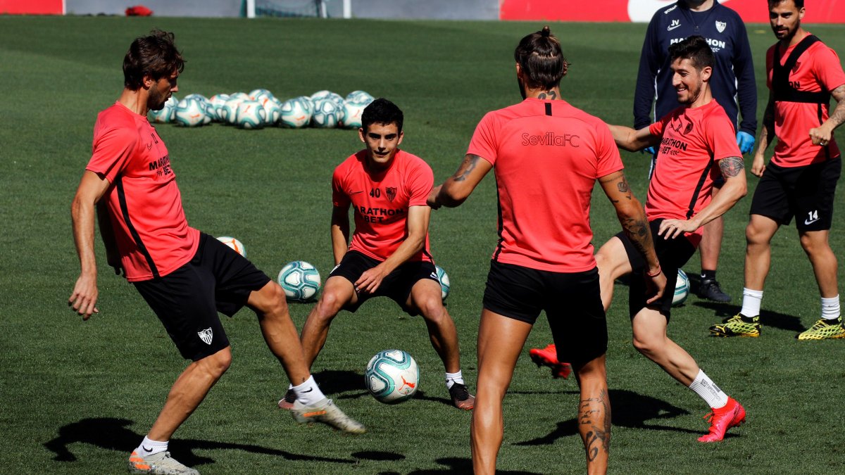 Los futbolistas del Sevilla regresaron a los entrenamientos en grupos.