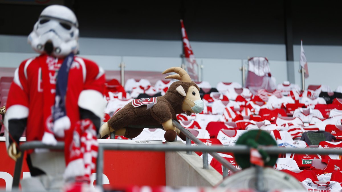 El Koln de la Bundesliga colocó peluches, camisetas en las sillas de las gradas y hasta maniquís de Star Wars para maquillar el vacío del público.