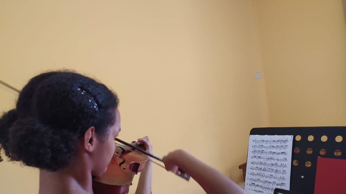 Los jóvenes reciben clases virtuales para continuar con su formación en valores.