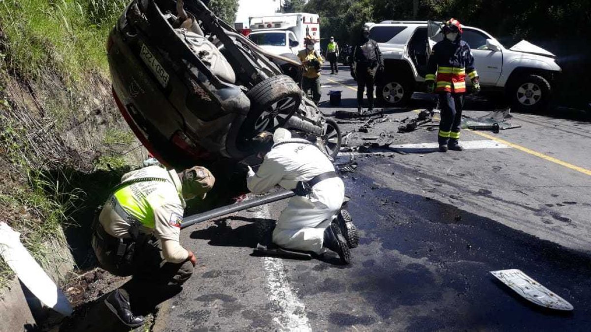 La parte delantera del vehículo en el que viajaba Christian Robalino quedó completamente destrozada.