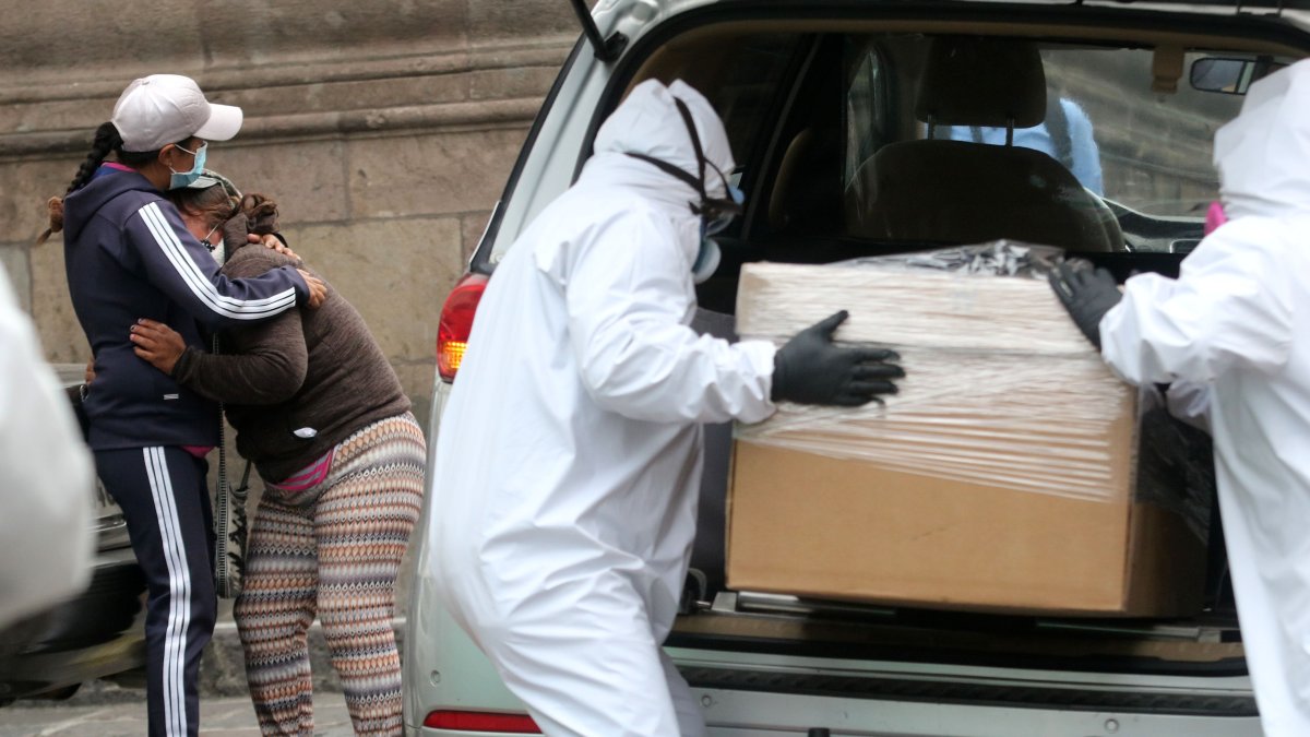 Un féretro sale de una casa de salud, en el Centro Histórico de Quito.