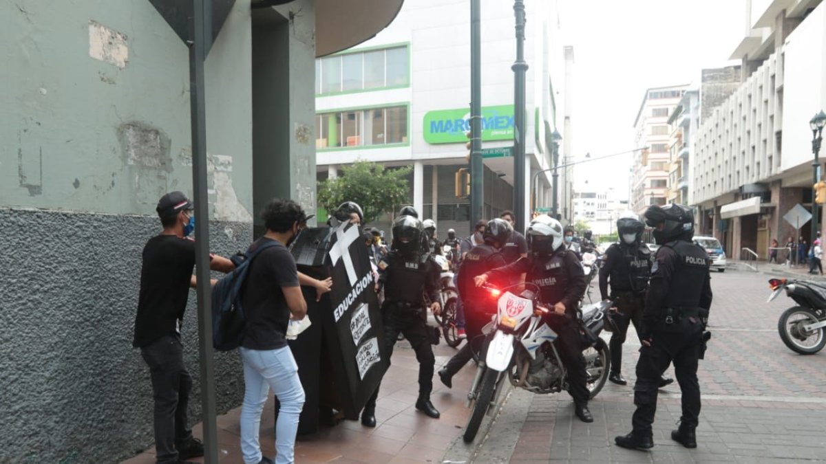 Un aspecto de la protesta en la que un equipo de EXPRESO fue atacado por la Policía.