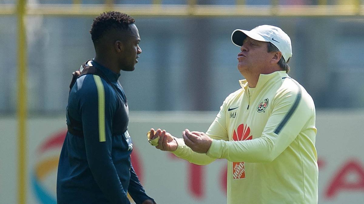 Renato Ibarra, volante ecuatoriano del América, en un diálogo con el técnico de las Águilas.
