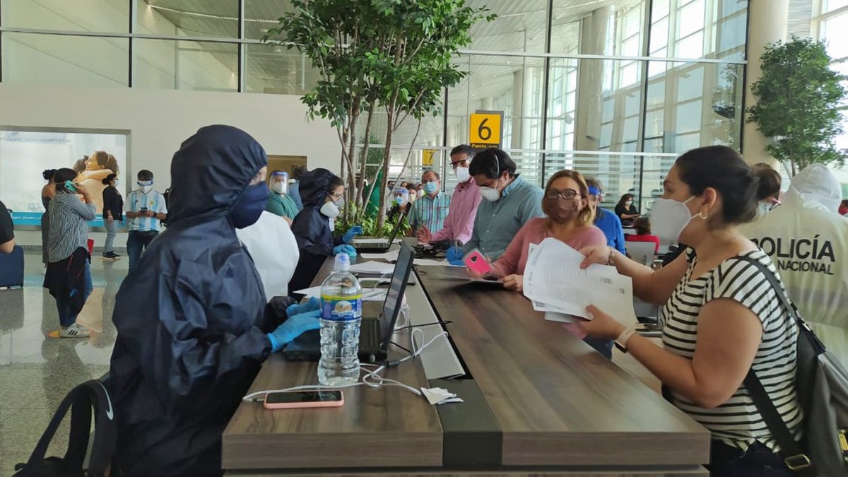 Algunas familias viajan en vuelos humanitarios asumiendo el alto costo del viaje.