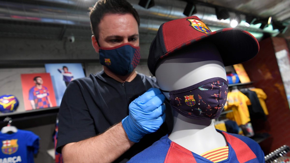 Las mascarillas fueron lanzadas al mercado el lunes y desde hoy ya están a la venta en las tiendas exclusivas del Barça.
