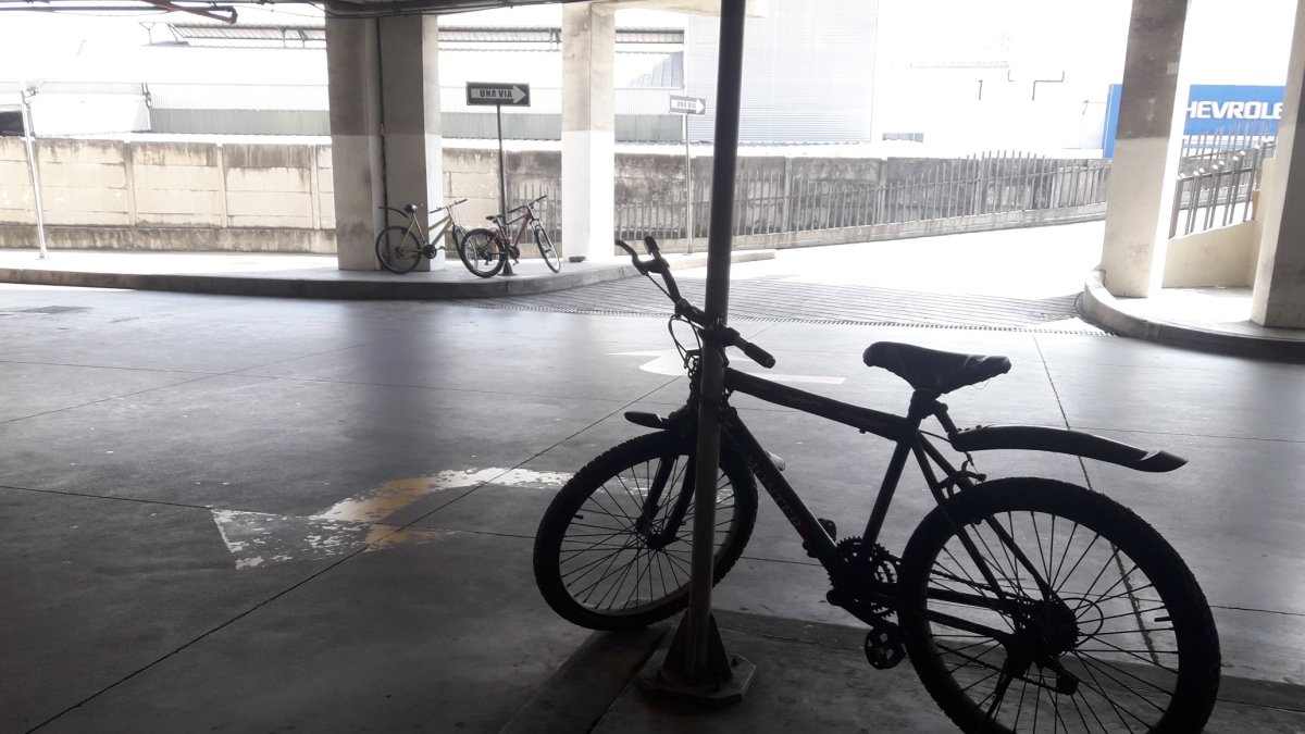 Hecho. Los ciclistas aseguran que las estructuras también deberían estar ubicadas en los estacionamientos de los centros comerciales.