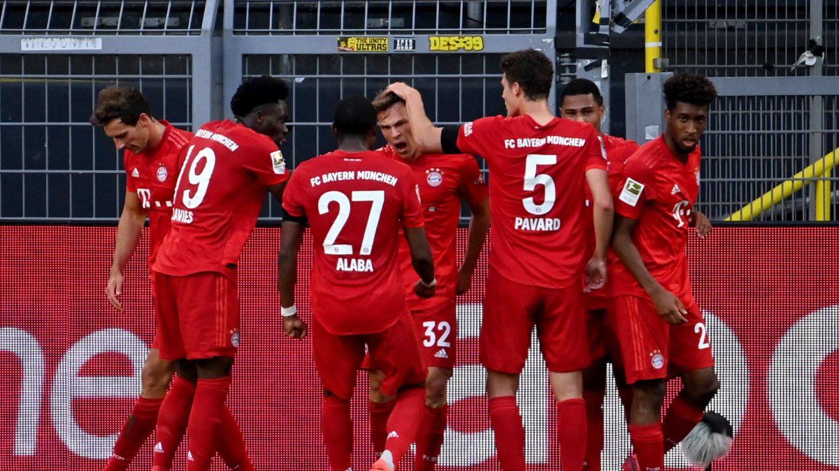 A pesar de la recomendaciones sanitarias que ha difundido la Bundesliga, los abrazos, manotazos no se ausentaron en el festejo del único gol del partido.