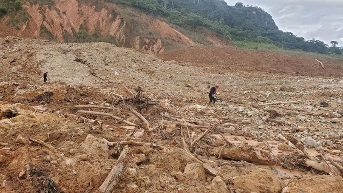 Desolación. El alud causó destrozos a su paso. Una marea de piedra y lodo arrasó con una casa y maquinarias.