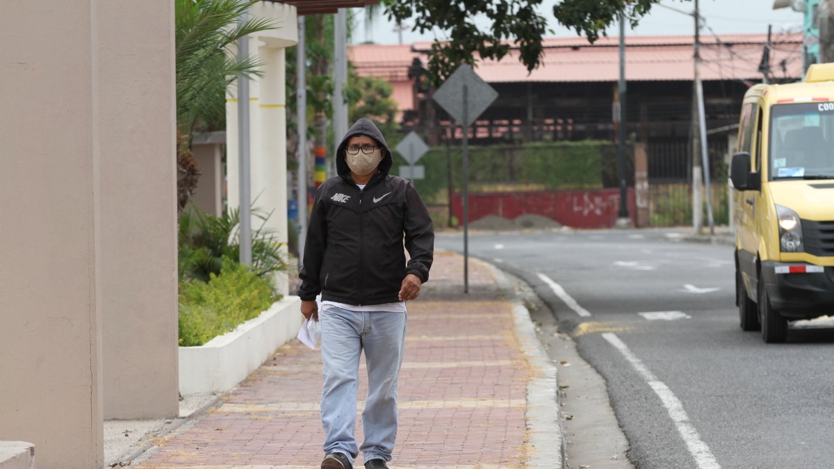 Por el clima. Hay quienes, según afirman, salen a la calle con abrigo y no solo para protegerse del coronavirus.