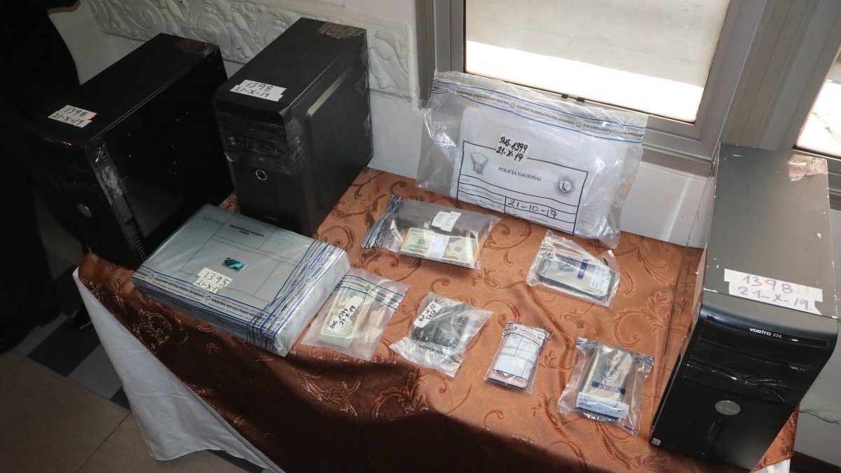 Parte de las investigaciones en casos de corrupción implican allanamientos en donde se decomisan dinero, computadoras y otras que representan evidencia.