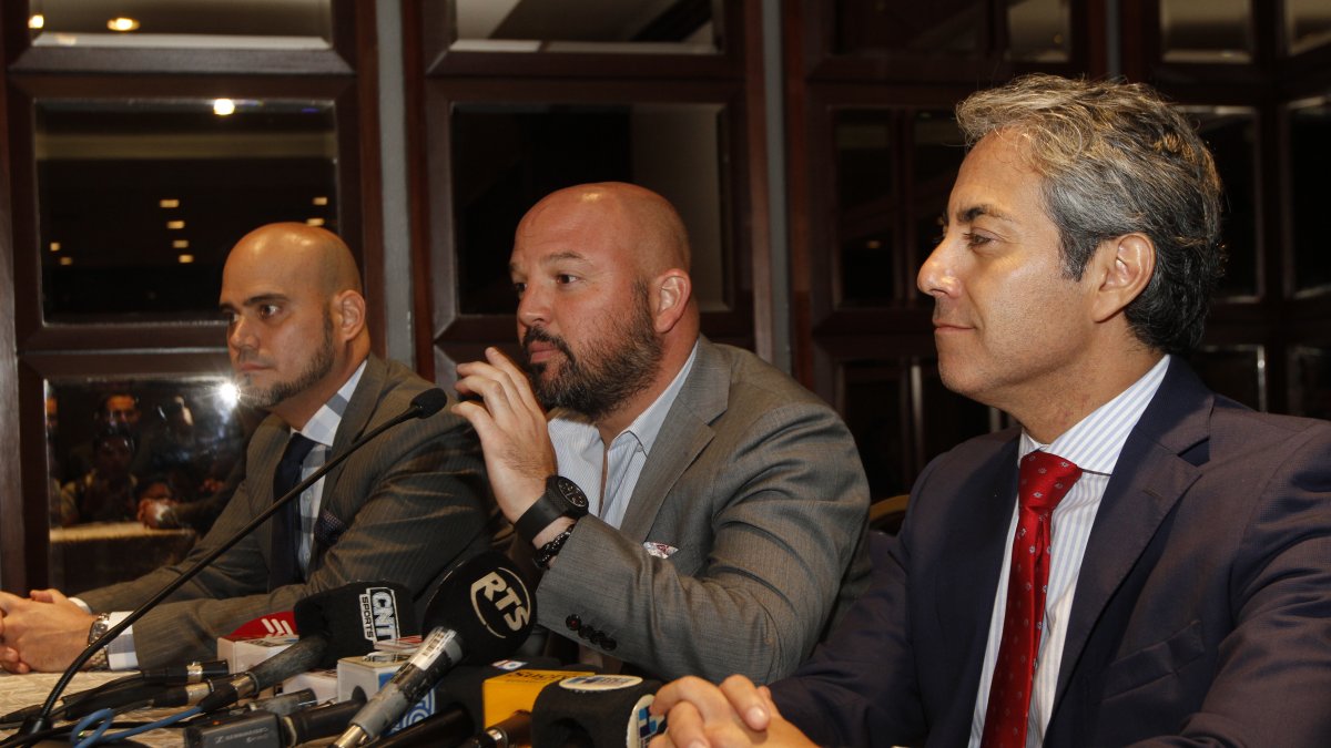 El presidente de la LigaPro, Miguel Ángel Loor (c), admitió que existe un inconveniente con el banco que auspicia al torneo.