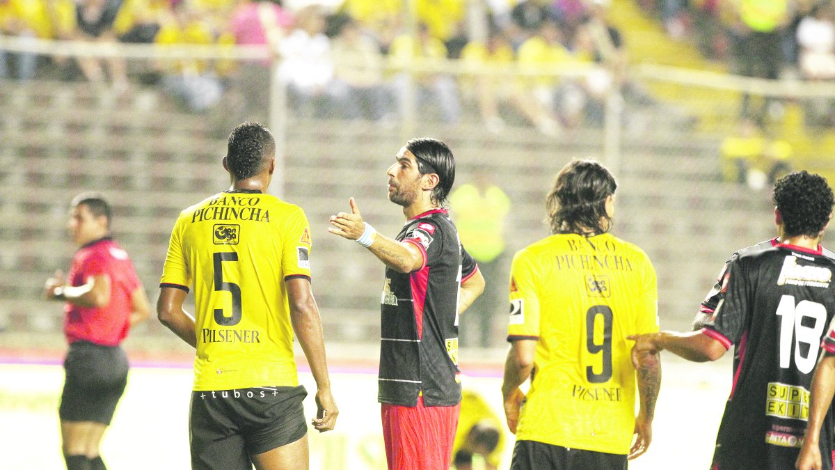 Sebastián Abreu (c) militó en Aucas, pero pudo haber vestido la camiseta de Barcelona en un momento de su carrera.