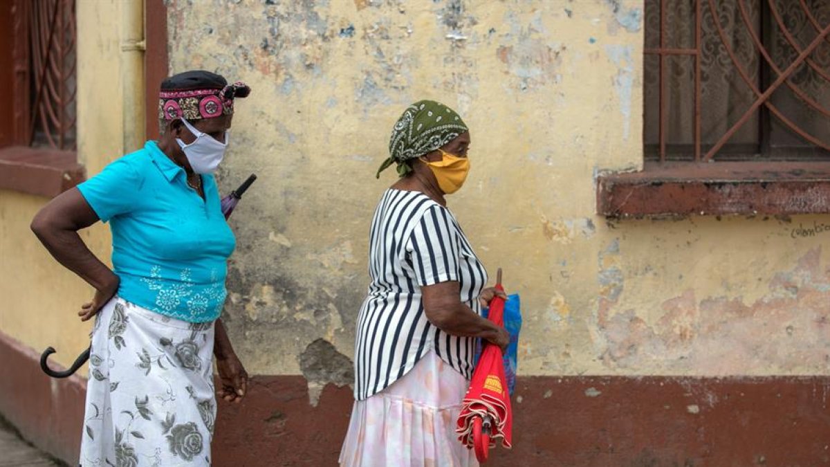 Una escena en Colombia que busca masificarse: distanciamiento y uso de mascarillas.