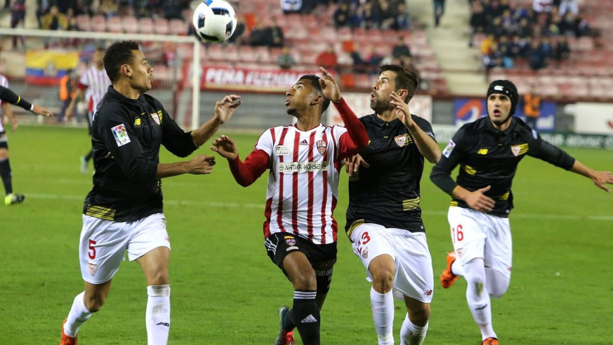 El delantero ecuatoriano Jordan (camiseta blanca) Gasparjugó en equipos de España.