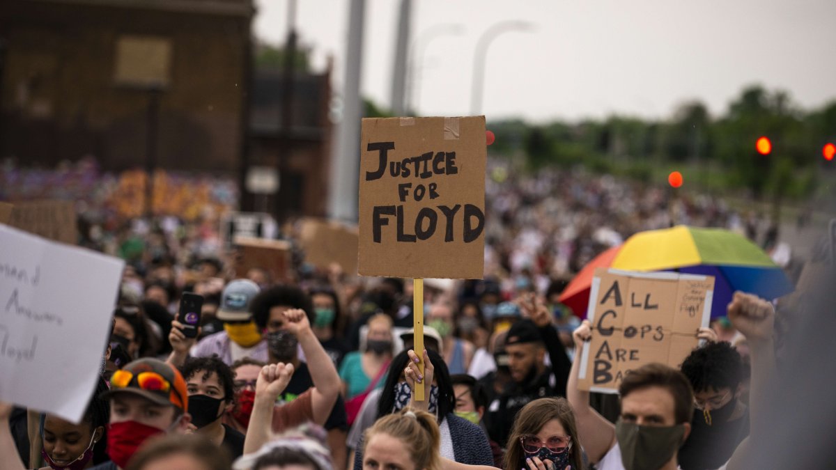 MINNEAPOLIS. Decenas de manifestantes marchan por una de las avenidas principales de esta ciudad estadounidense, denunciando el asesinato de George Floyd hace dos días.